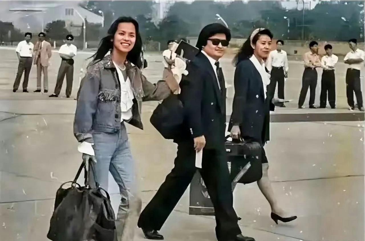 1990年北京亚运，工体那一声“我们亚洲，山是高昂的头”，韦唯和刘欢往台上一站，