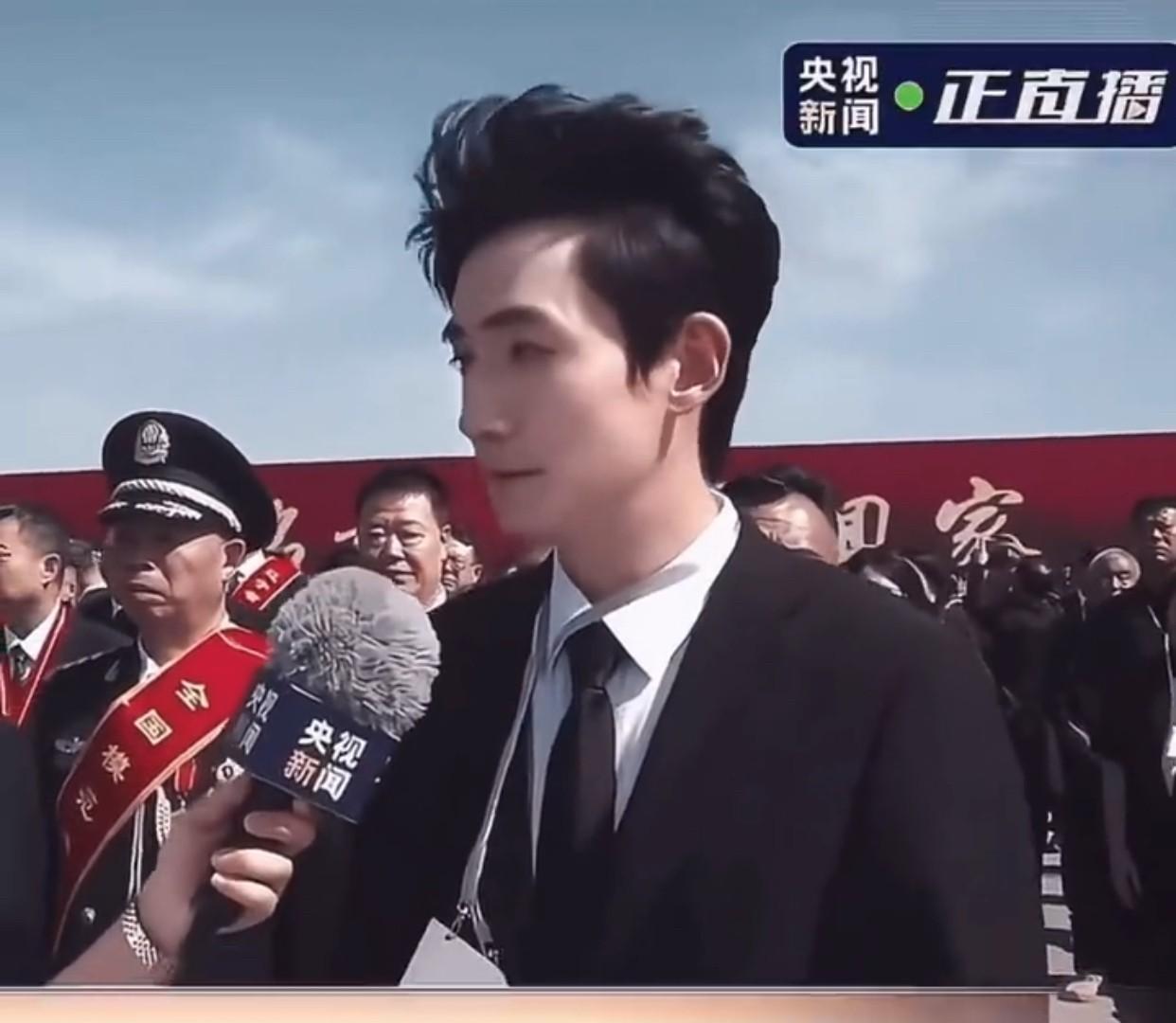 朱一龙这张采访图真是太帅了啊，有时候精心打理的发型显得不好看，反倒是不经意被风吹