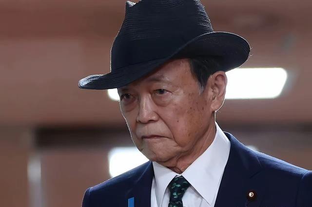 麻生太郎就是日本政坛的一只“老狐狸”。现年85岁的他家世显赫，虽只当过一年首相，