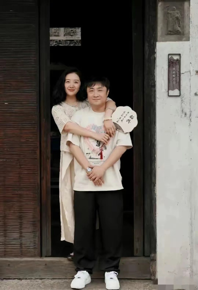 事实证明，不管妈妈多漂亮，爸爸的基因是不可撼动的，乔杉这俩千金长得半点不随妈啊