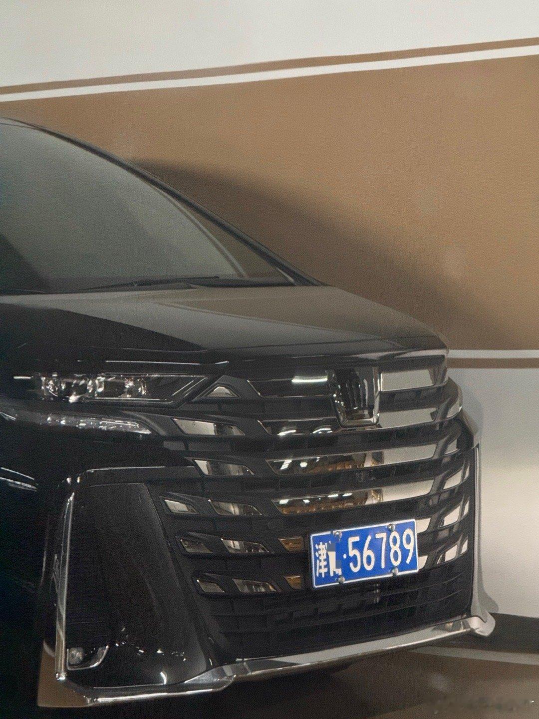 天津大哥的车这俩还挨着停[doge]全民拍车​​​