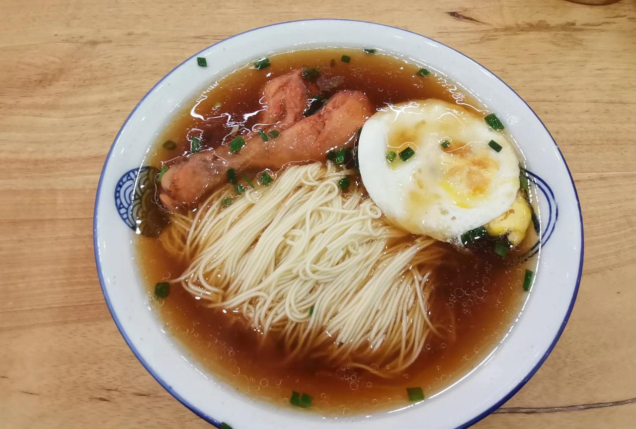 无锡跟上海食物一样都偏甜。一碗面，需要放三勺糖。其它城市的人压根吃不惯。