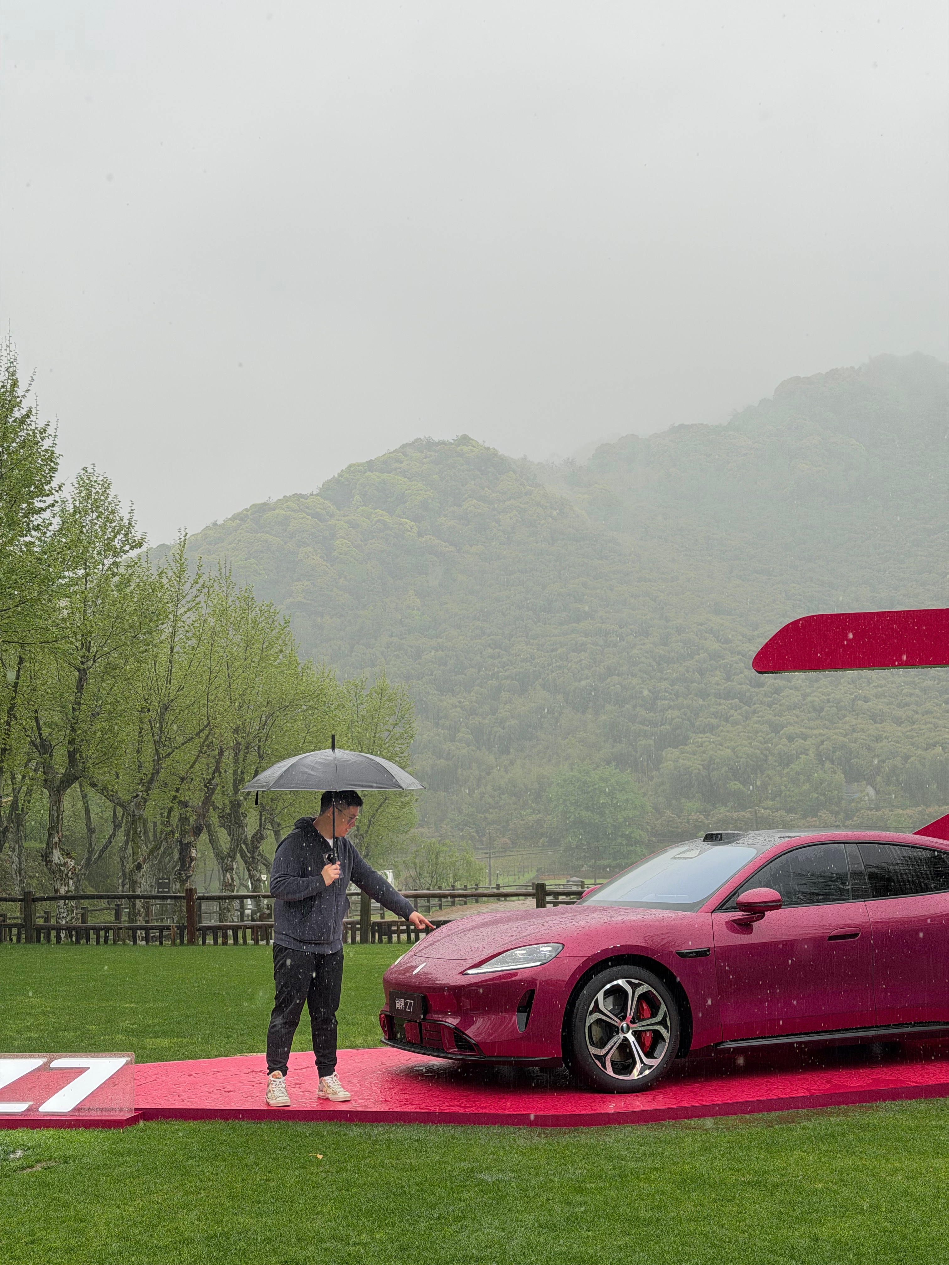 全网最尊重雨景的主播☔️⛈️电车最难做的就是轿跑。因为你车底得安电池包。此前业内