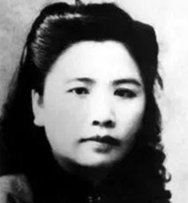 1938年，周恩来派出一名女特工打入国民党高层，谁知她竟嫁给了国军高官！身份暴露