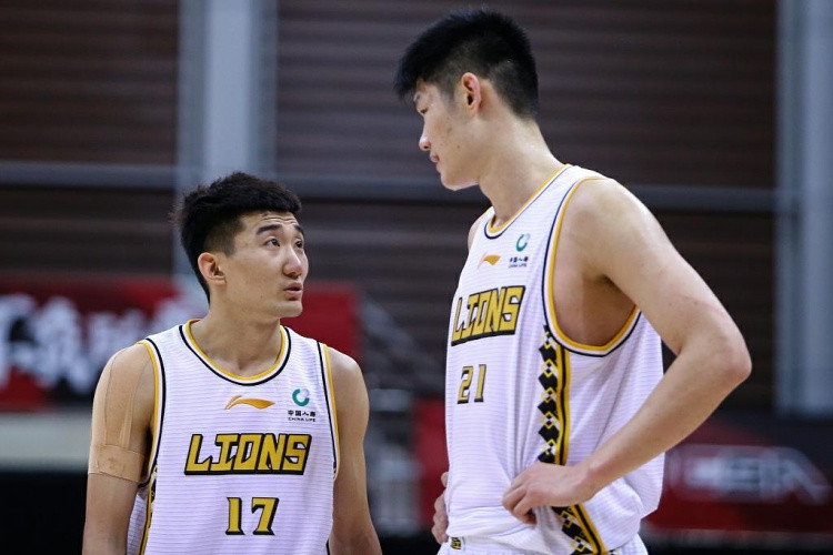 轻松一把! 孙铭徽11分3助&胡金秋11分5板 两人下半场均只打4分钟