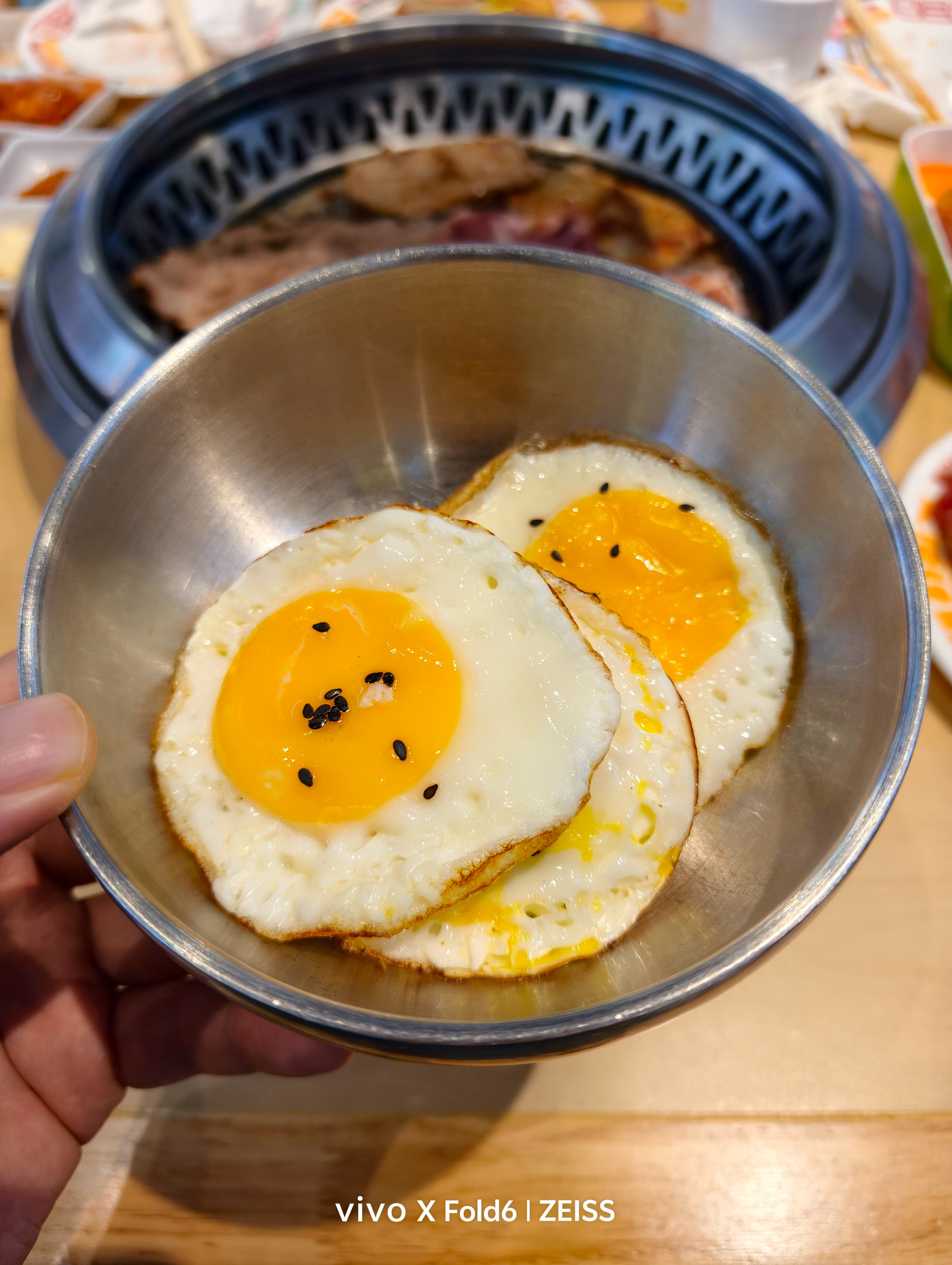 来吃烤肉先炫了三颗煎蛋，然后就感觉差不多了～🍳