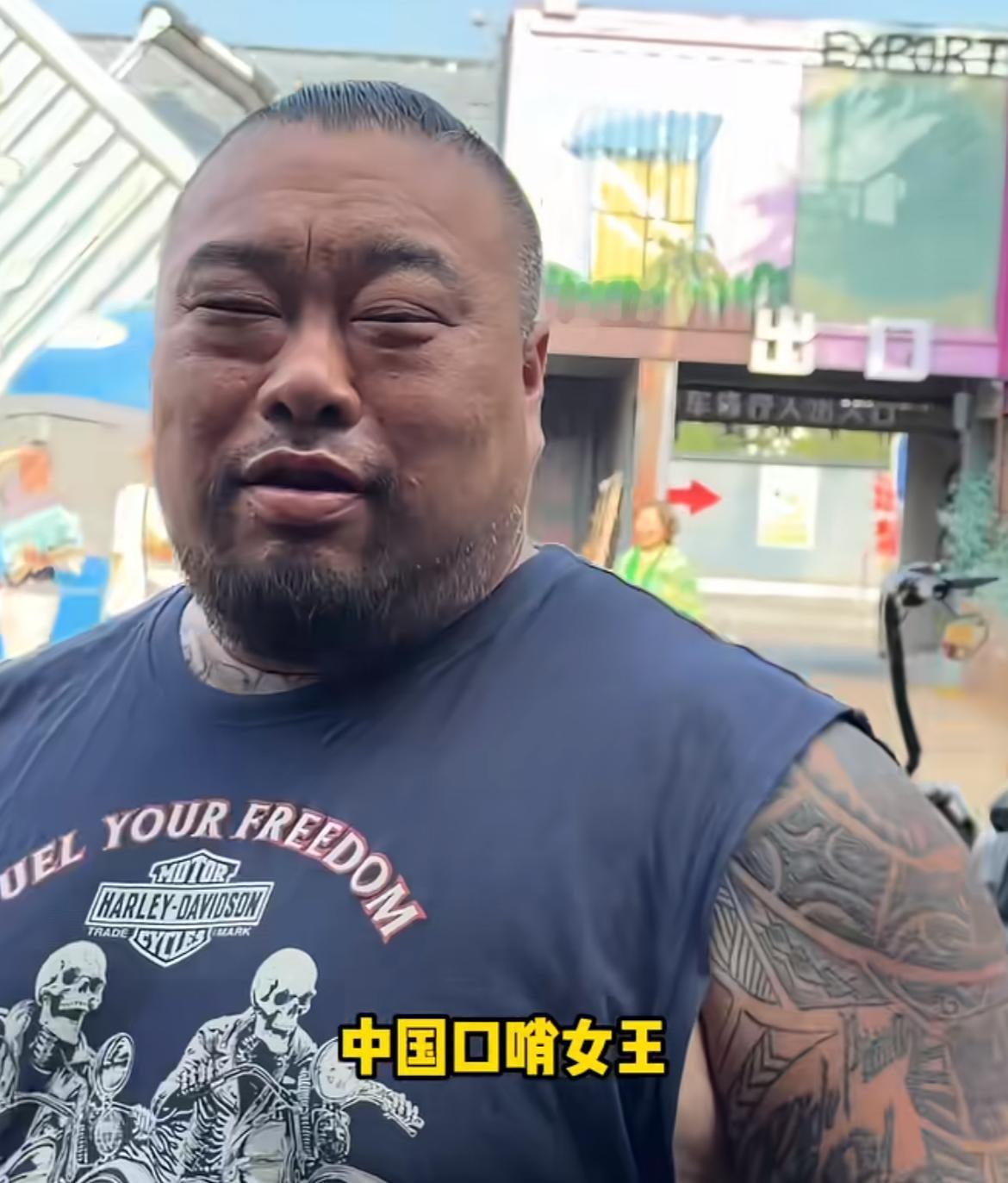 北京“老炮儿”岳洋太有面了！一众艺术家现身其店面吃饭，吃饭唱歌，不得不说，岳阳的