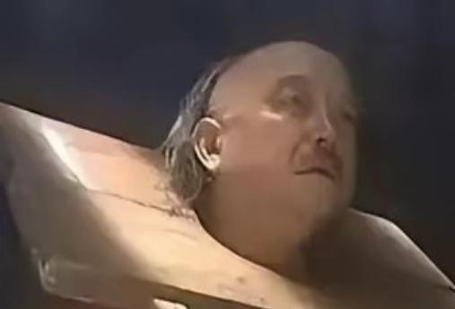 1799年，和珅临死前，皇帝问他：“你贪了朝廷这么多银子，难道花得完吗？”没想到