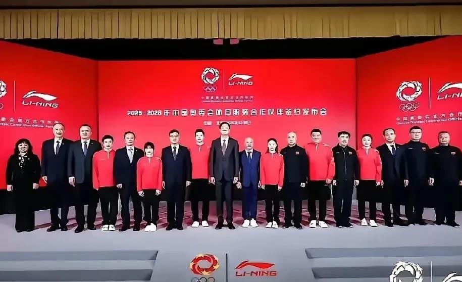 全红婵李宁活动大合照昨天还站李宁右边今天就是右四了李宁和陈芋汐都是站一起