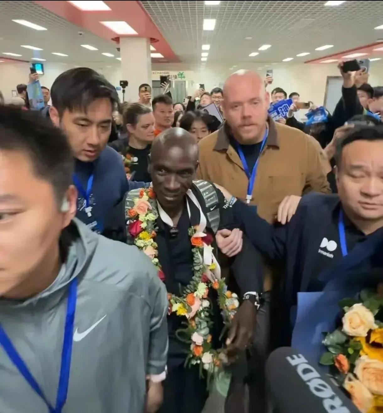 同样是马拉松，差距太离谱！石家庄马拉松豪掷百万，请基普乔格站台鸣枪，机场挤