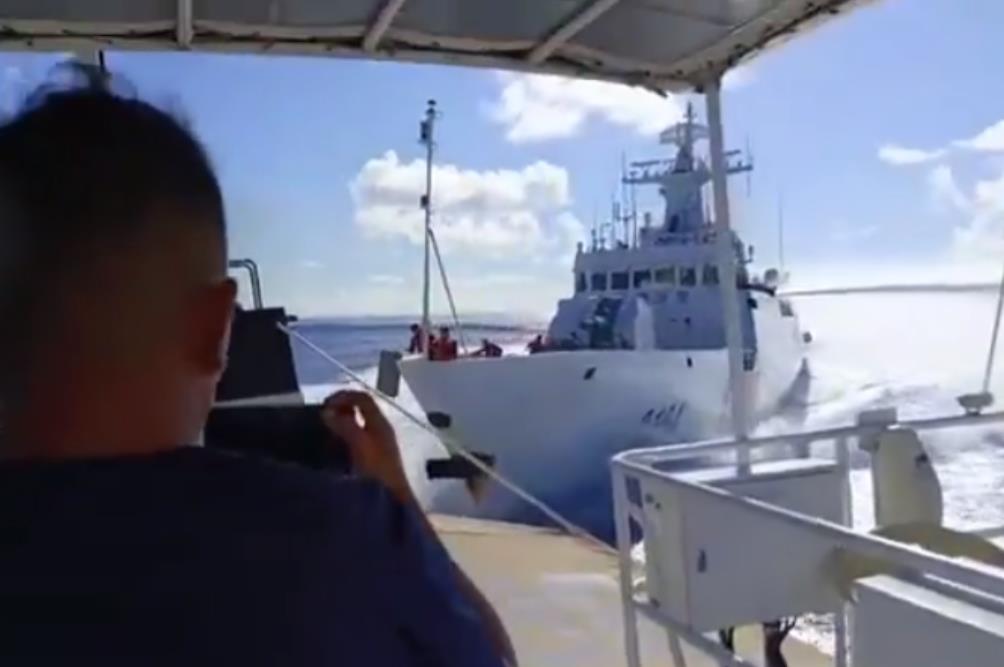 菲律宾船只侵闯我国黄岩岛附近海域，为了维护我国领土主权，在高速驱离菲方肇事船只过