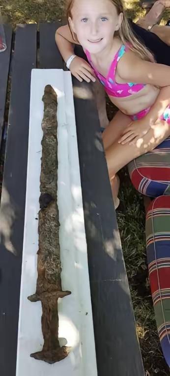 2018年瑞典，一名8岁的小女孩在湖中游泳时，突然被湖中一个硬物绊住，当她将它拔