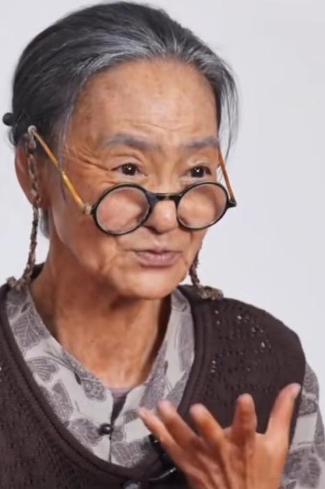 哪位化妆师这么厉害，把我们眼里的女神作祟成什么样子了。她可是港台有名的悲情女皇，