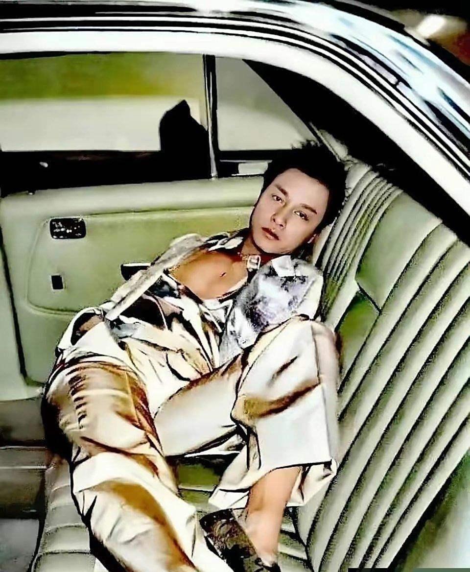 1989年，张国荣坐在刚买三天的豪车里，一身富贵是旁人羡慕的模样，眼神里却没有半