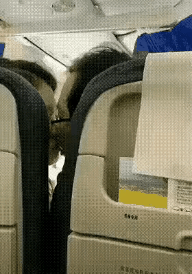 前排男女激吻，后排偷拍者小心吃官司飞机上偶遇前排男女亲密亲吻，很多人第一反应