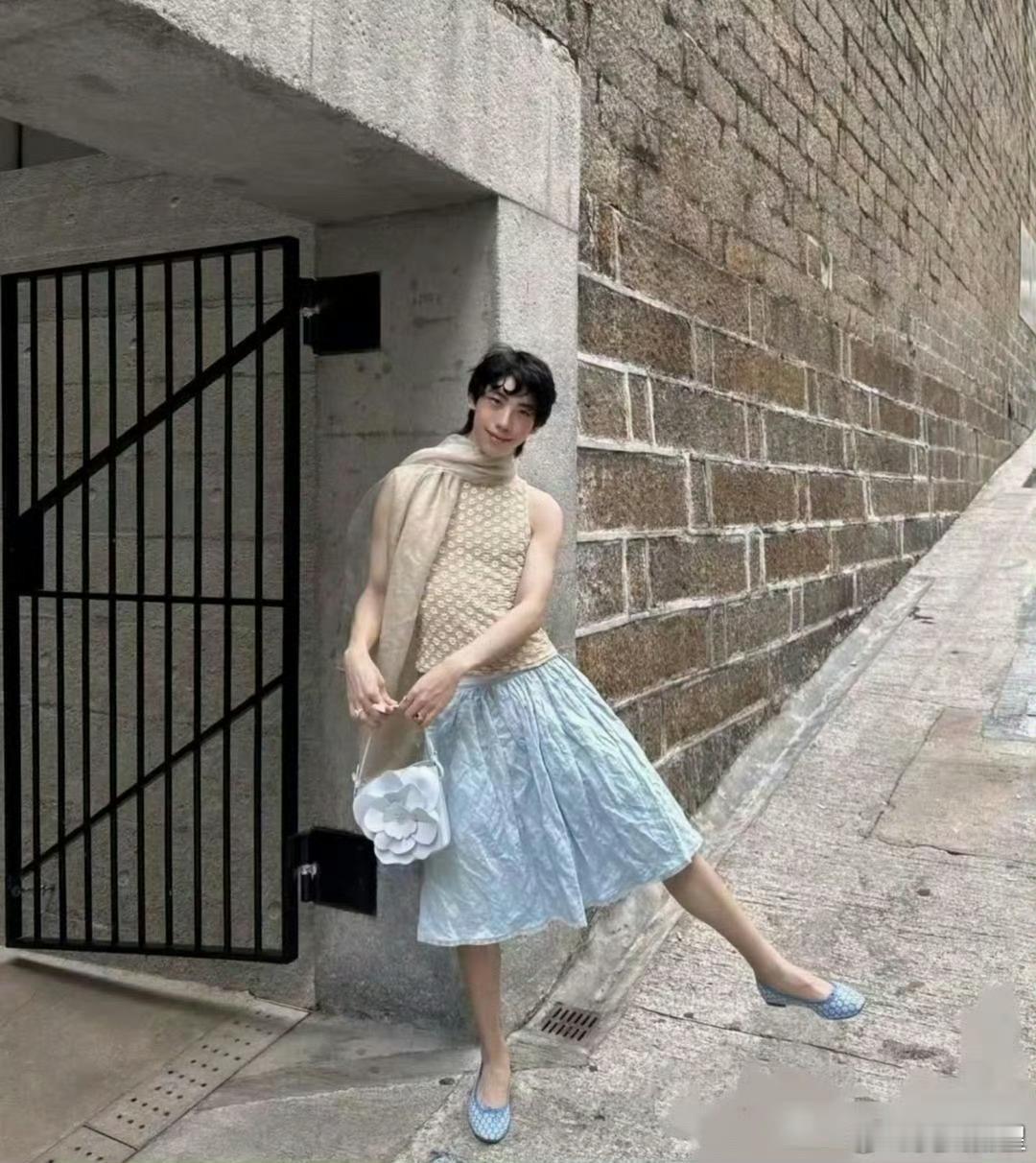 伊能静的儿子，这是走上了向佐的赛道。