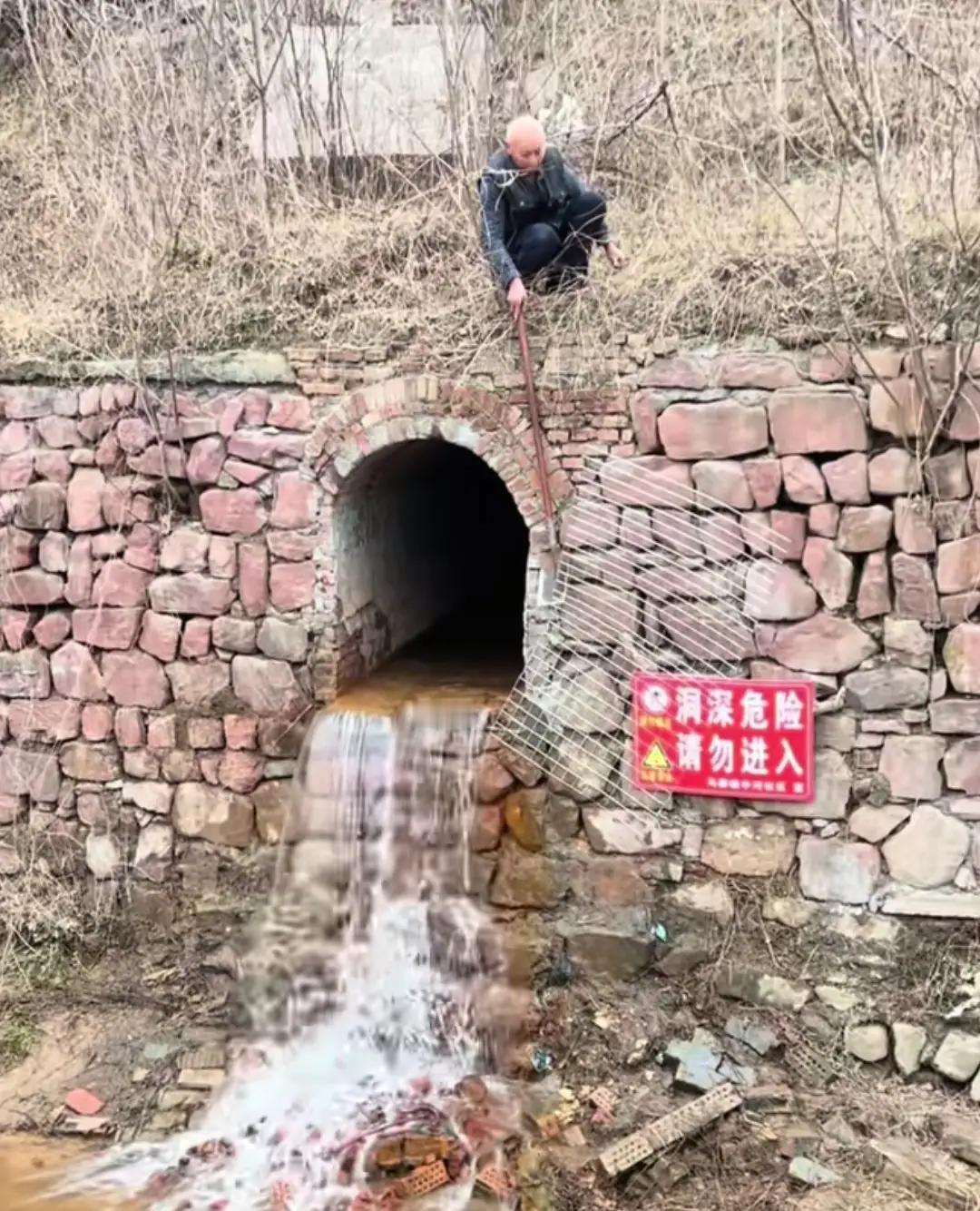 今年冬天的郑州，算是跟泉水杠起来，贾鲁河暖泉一出，郑州贾鲁河沿岸都在挖泉眼
