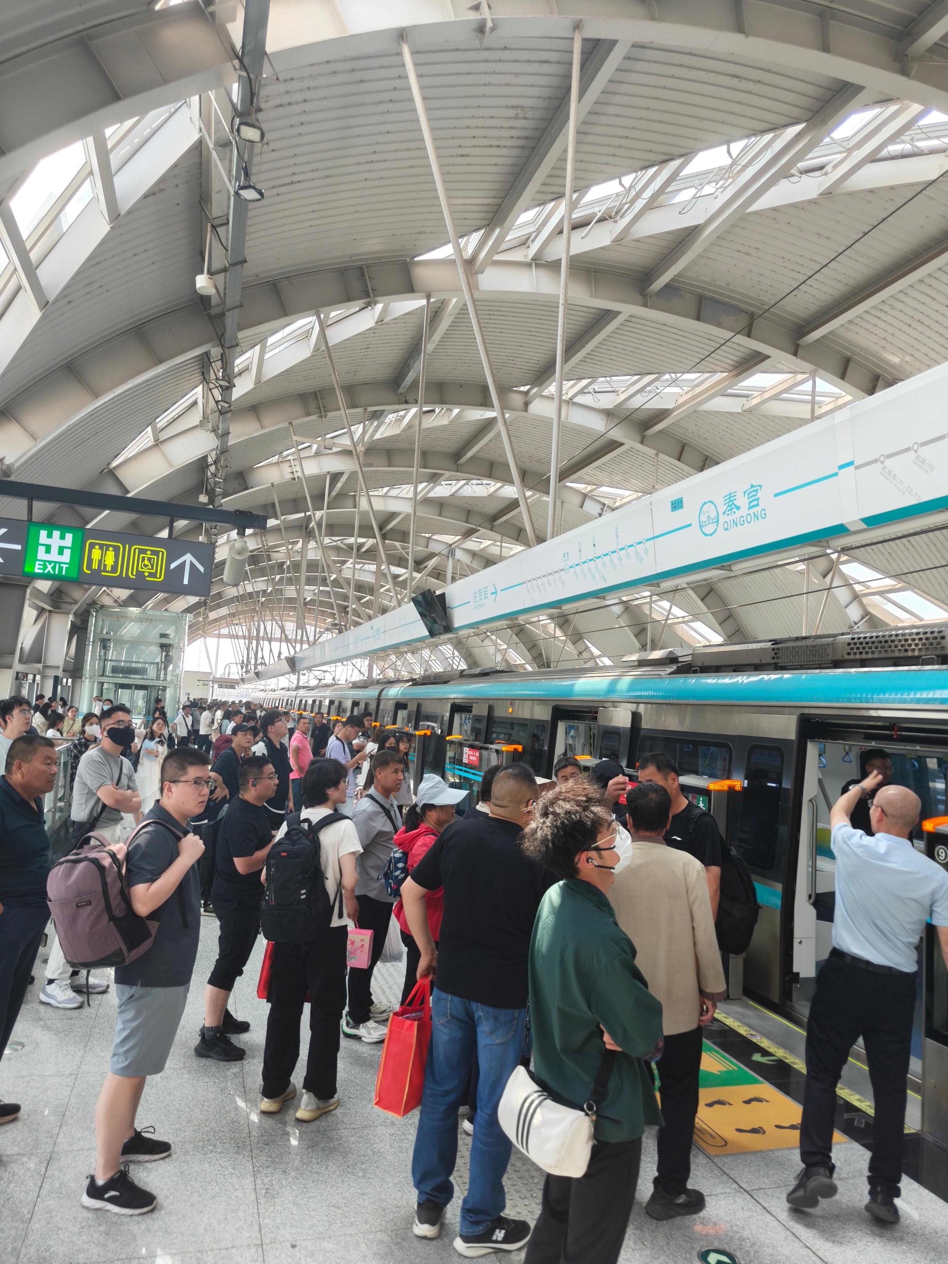 坐了这么多次西安地铁，第一次遇见故障清客，然后公交接驳的[笑着哭]西安地铁14