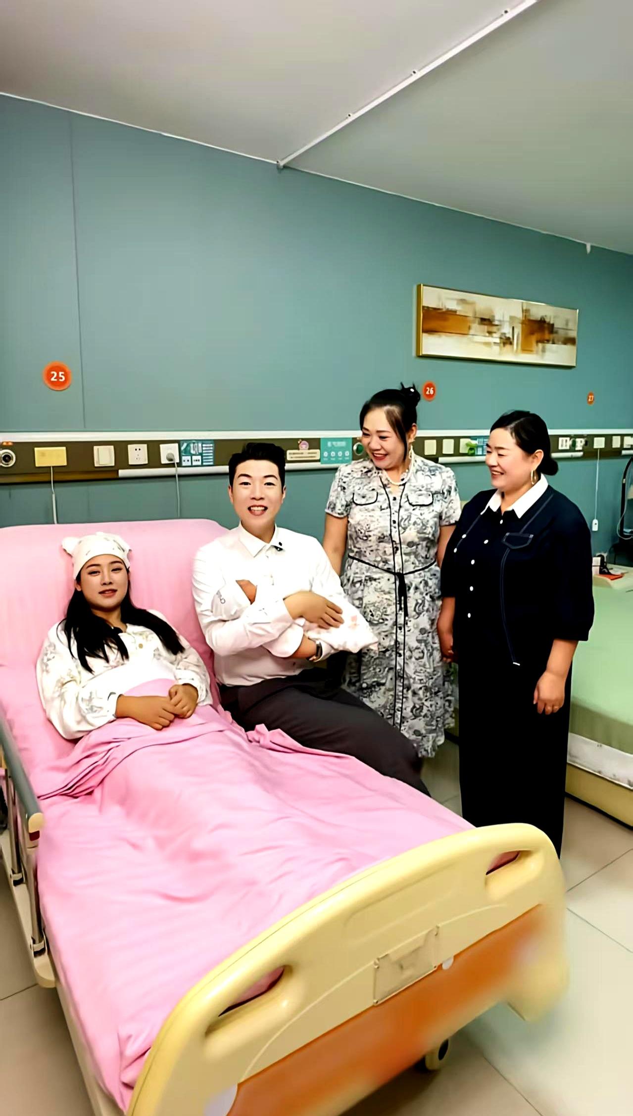 产房外手心发汗，家人来回踱步。昨天，小南风顺产了个女儿，五斤四两。看诗博镜头