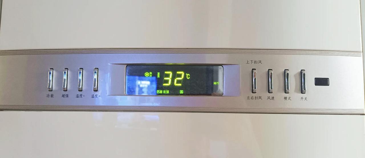 成都今天气温35°，艳阳高照，过了今天，往后的半个月，气温都不会超过35°了。