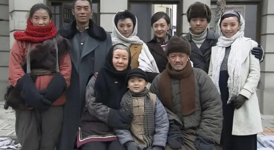 2006年，朱亚文拍《闯关东》时，听说编剧要把他写“死”。他立马送了筐大闸蟹给编