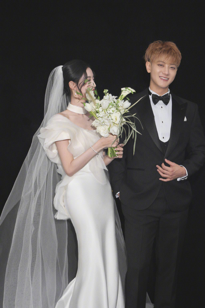 2025内娱最豪婚车队诞生！黄子韬徐艺洋婚礼现场直接上演一场“豪车大片”凯迪拉克