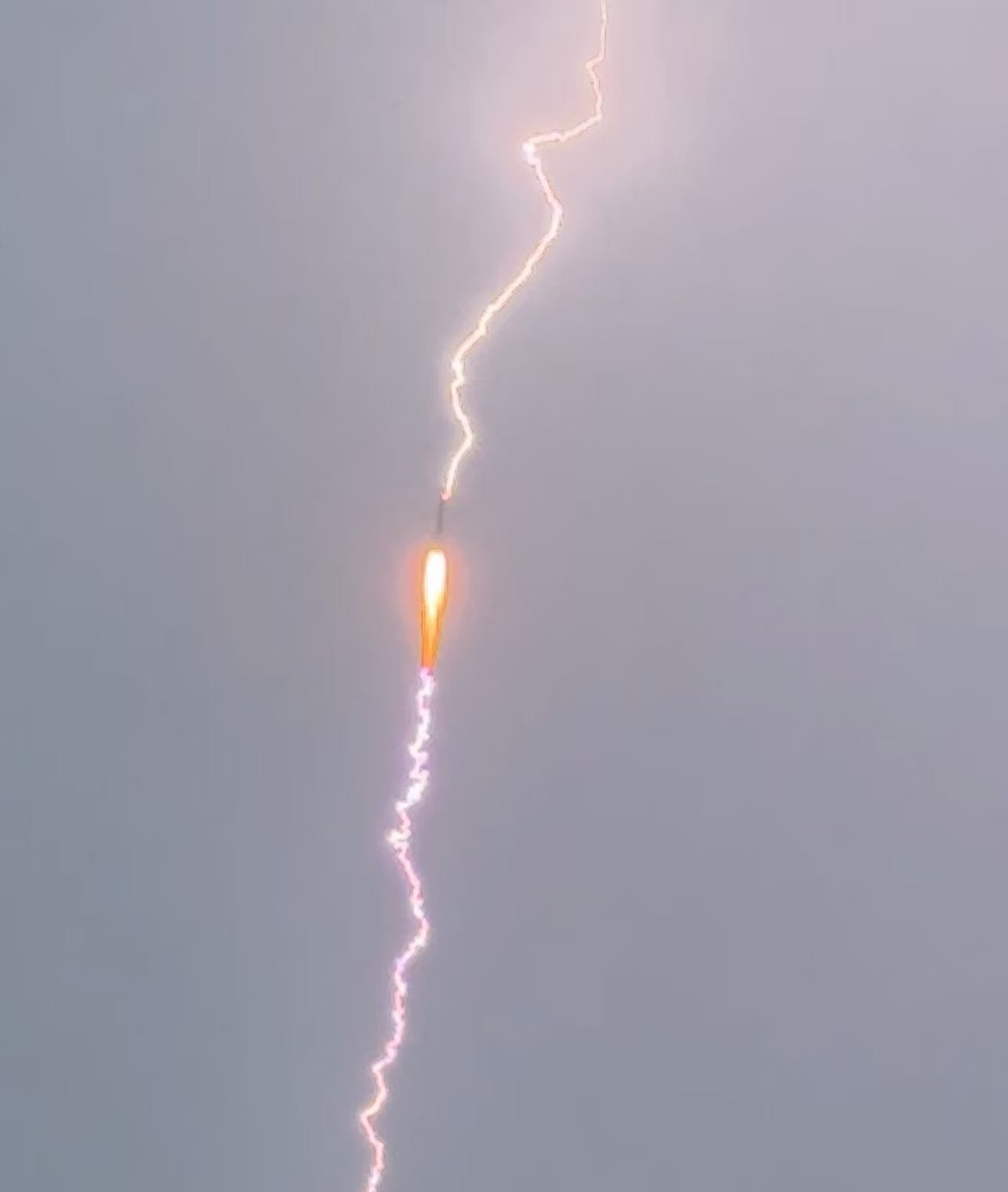这大概是最硬核的“渡劫”现场吧，别人避雷，它扛雷昨晚长征三号乙运载火箭发射升空，