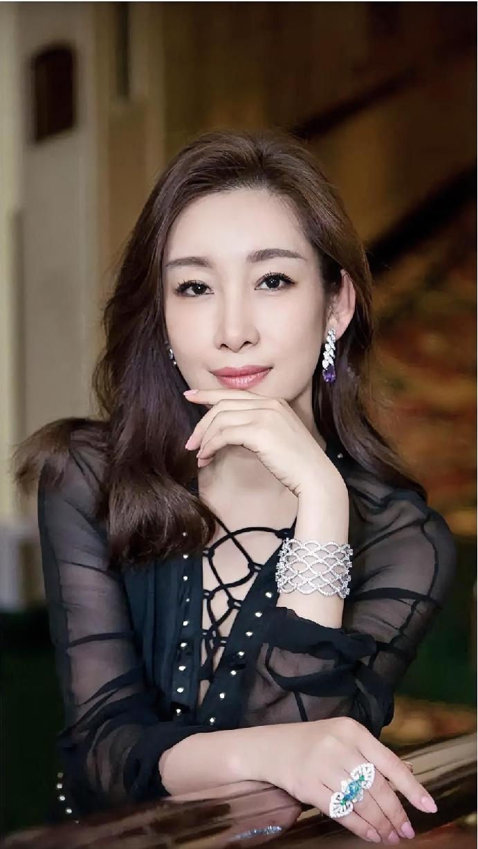 翻看秦海璐演的作品，总能被她的表演狠狠打动，真真切切称得上实力派演员。她演戏从不