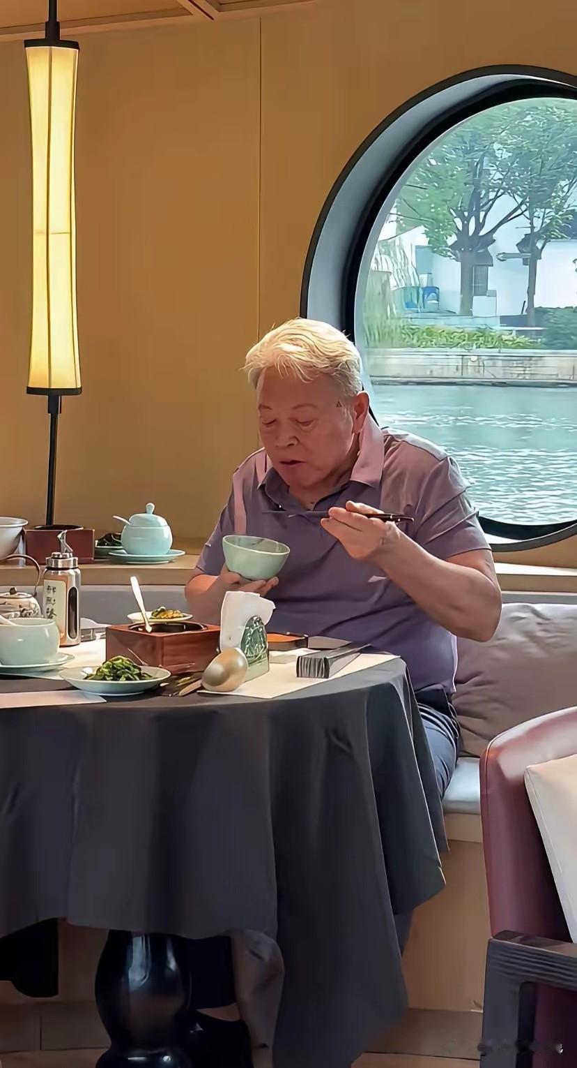 当年威风凛凛的李逵扮演者，如今也老了。褪去荧幕上豪迈霸气的模样，私下就餐的他随和