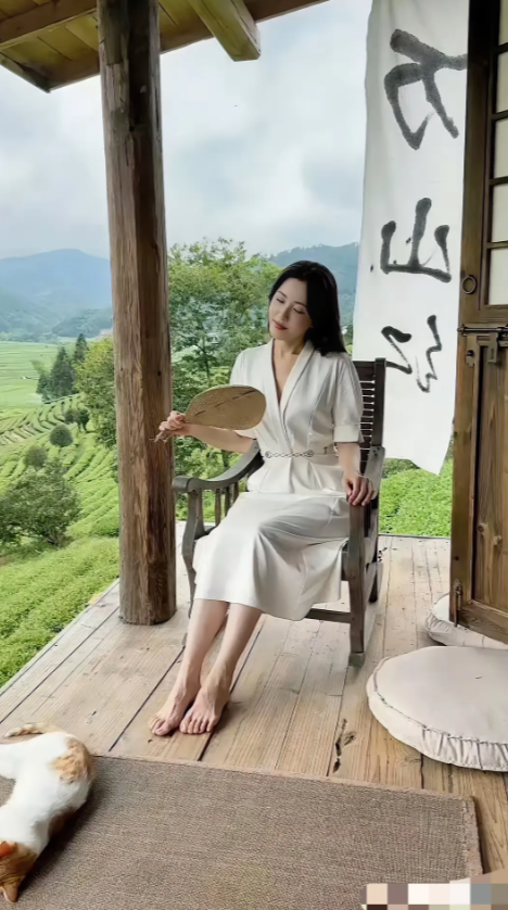 曾黎，171cm，光脚坐在山顶，手里拿着扇子感觉这场景好暇意，就是脚上青筋暴起，