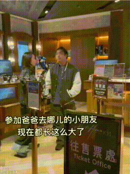 费曼现在都长这么大，看到镜头还害羞，和小时候一点不一样！