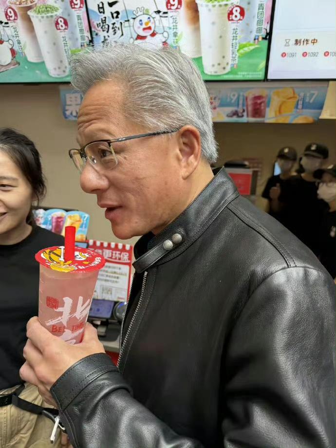不得不说，蜜雪冰城这营销有点儿东西。​黄仁勋刚在店里喝一杯，这边海报就出来了