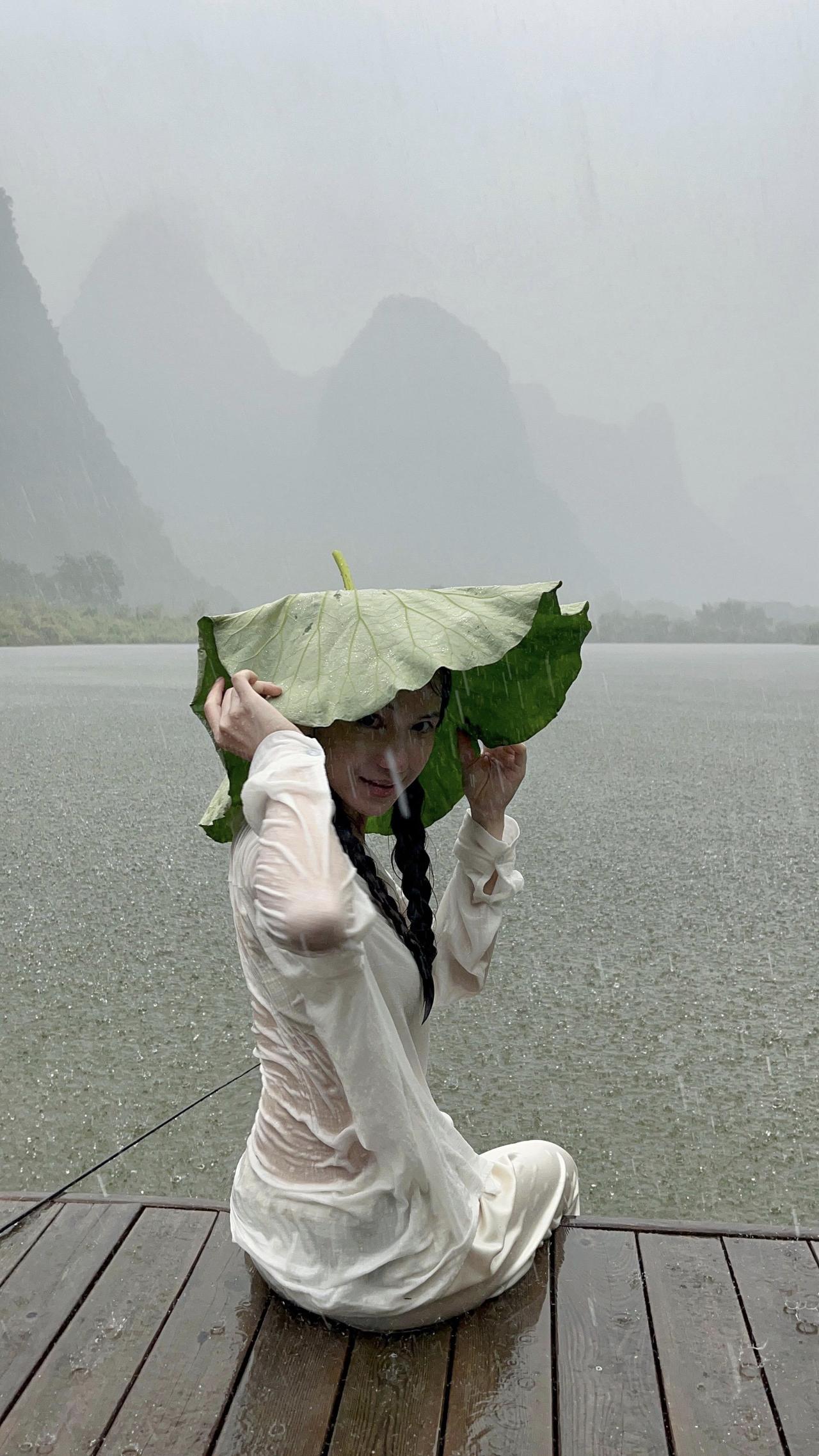 天公不作美，钓着钓着突然就下起暴雨，淋雨钓鱼也有不一样的意境，既然钓不到鱼那就拍
