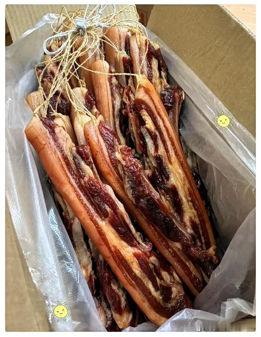 昨儿回我妈家，临走我爸给我打包了2袋刚晒干的腊肉和腊肠。我这前脚进门刚放下，老