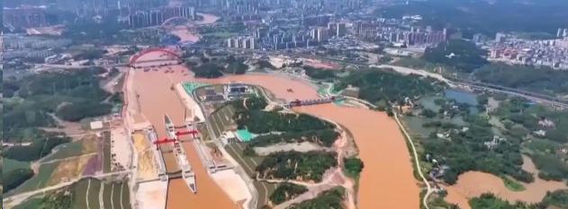 一条能装5000吨货的船，总吨大概2500吨，全航段3个闸加起来交7500元。空