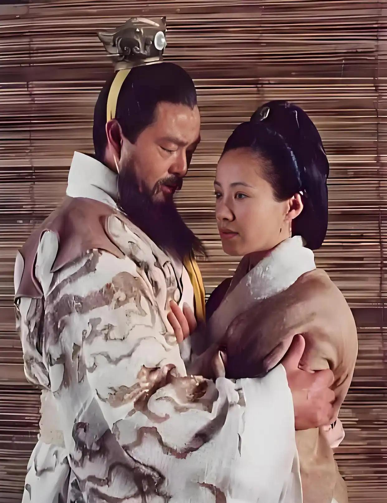 蔡文姬归汉后，被曹操嫁给了小她十几岁的才子董祀。新婚之夜，满脸不高兴的董祀想要扭
