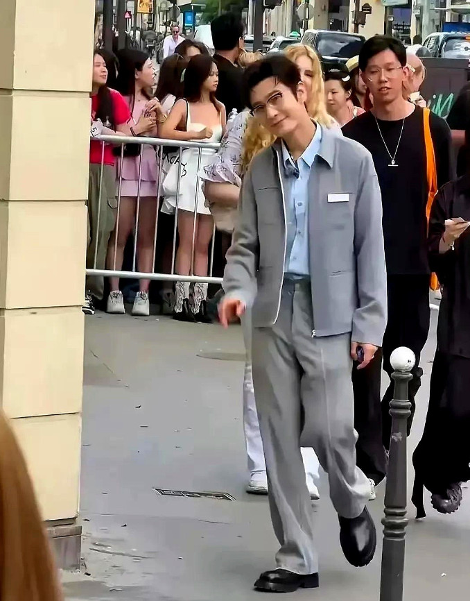黄晓明身上有好几处都是假的。第一个，他的头发，小明哥早就受脱发困扰，年轻的时