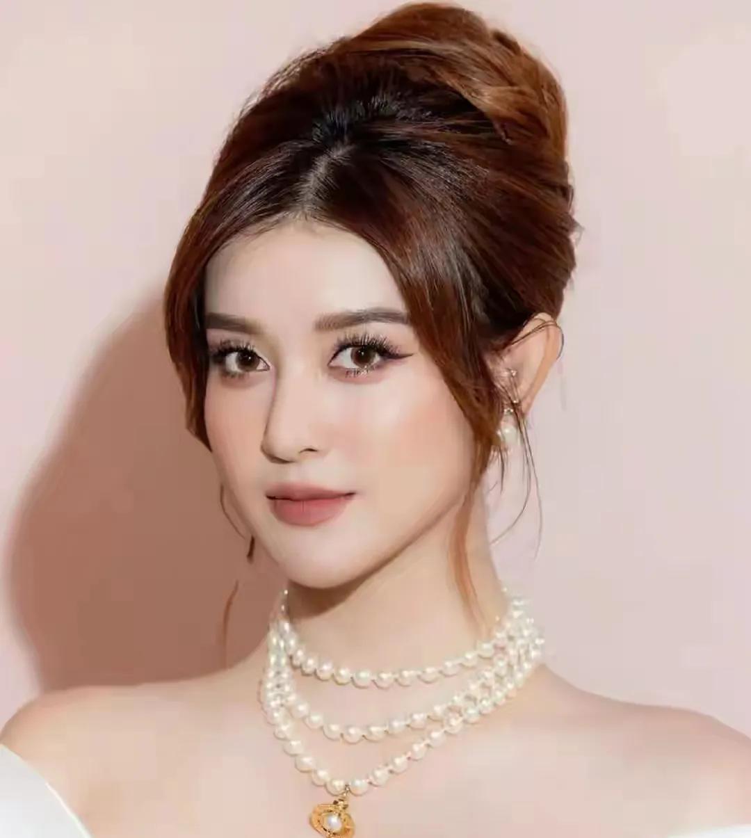 越南第一美女确实好看，五官精致，眼睛又大又圆看起来比刘亦菲美