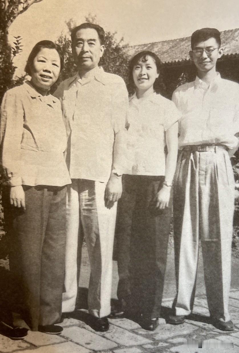 1960年，周恩来、邓颖超与侄儿周尔均、侄媳邓在军在中南海西花厅合影。新中国成立