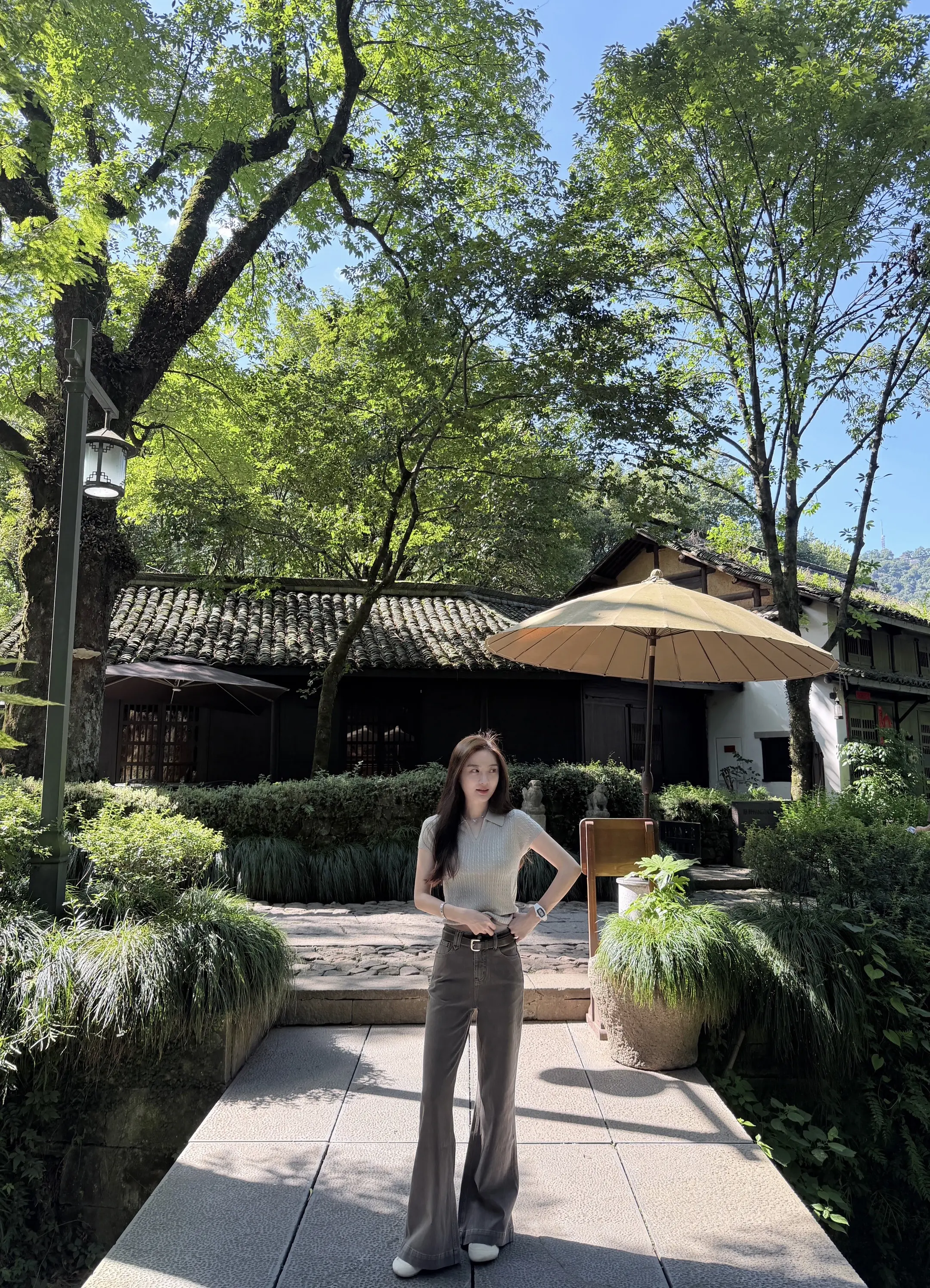 中式园林里的诗意时光 古巷穿搭 自然系ootd 庭院慵懒风