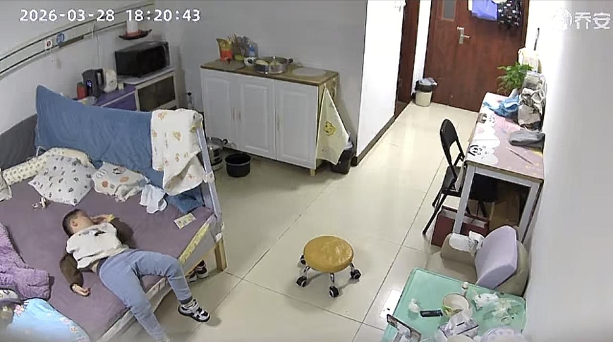 男孩患罕见病，从小瘫痪不会走路，28日晚，妈妈把孩子放床上，自己去端水给孩子洗脸