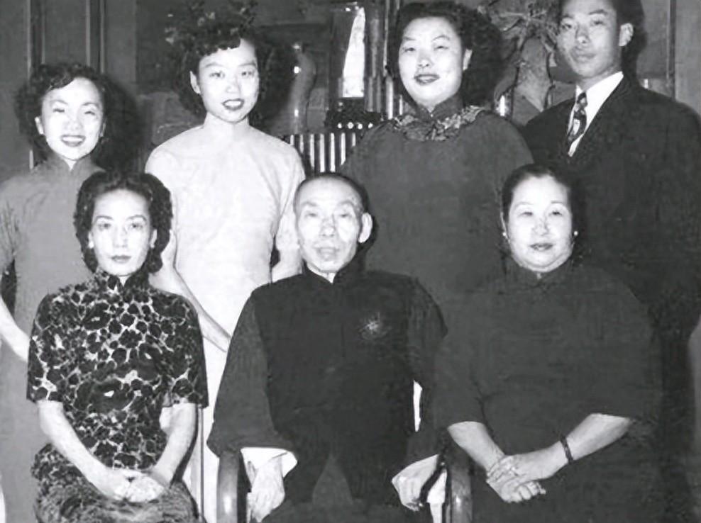 杜月笙的妻子究竟拥有怎样的容貌？通过老照片你会发现她美艳得令人惊叹，真的不可方物