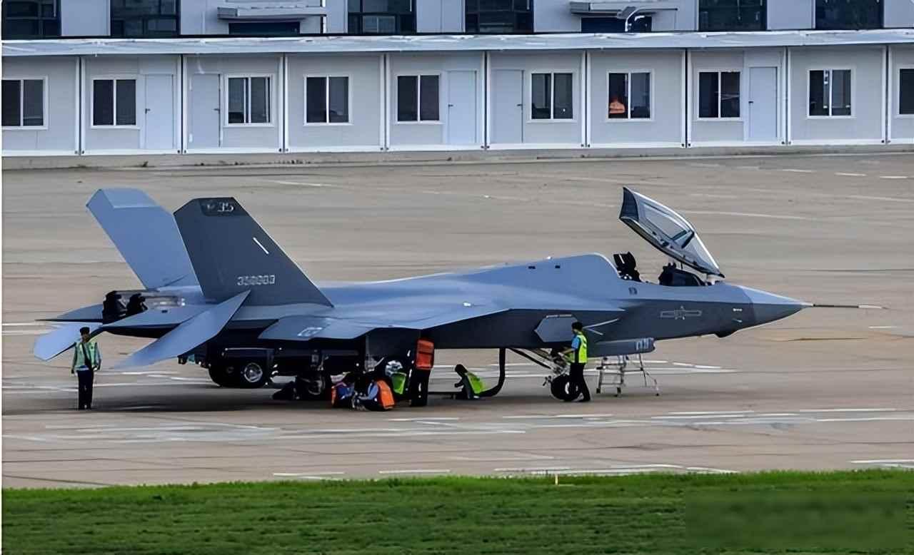 空军已能全天候值班，老飞机飞两趟凑数的年代早过去了，轰-6还在改，歼-20悄悄列