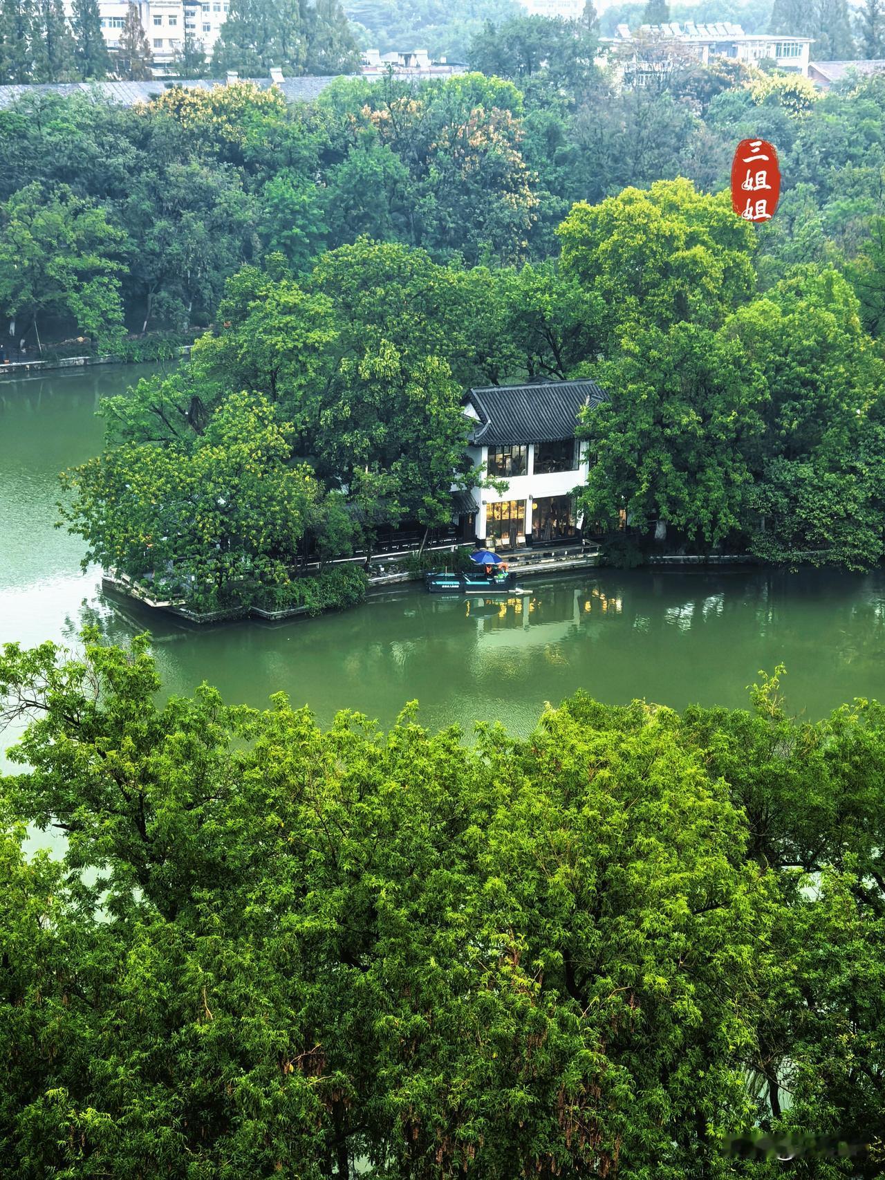 合肥市中心隐匿着一处堪比苏杭的江南园林。在蒙蒙细雨中游览包公园，我竟惊喜地邂逅