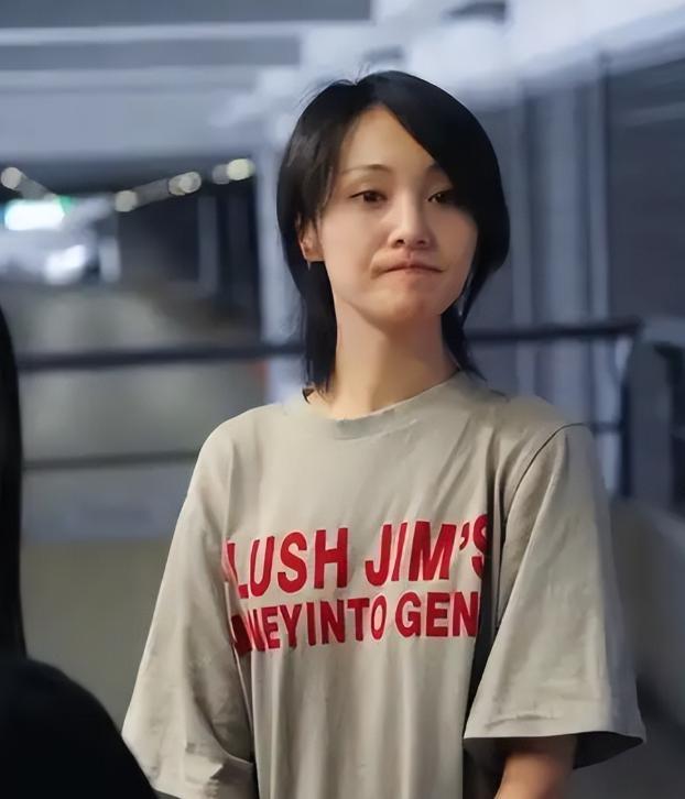 引言：一张白发照，引爆四年后的舆论反噬2026年初春，一则15秒的街头视频