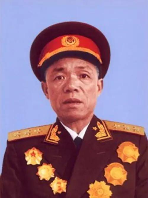 1981年冬，韩先楚站在红安破旧的县委招待所，望着满屋披着破棉絮的老乡，电话拿起