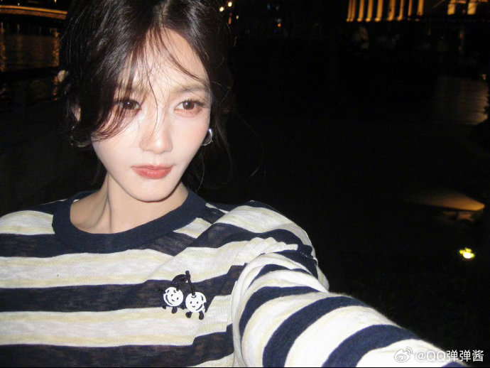 李一桐分享了一组废片这哪是废片，简直就是宝藏美图！李一桐的每一个镜头都美得让人心