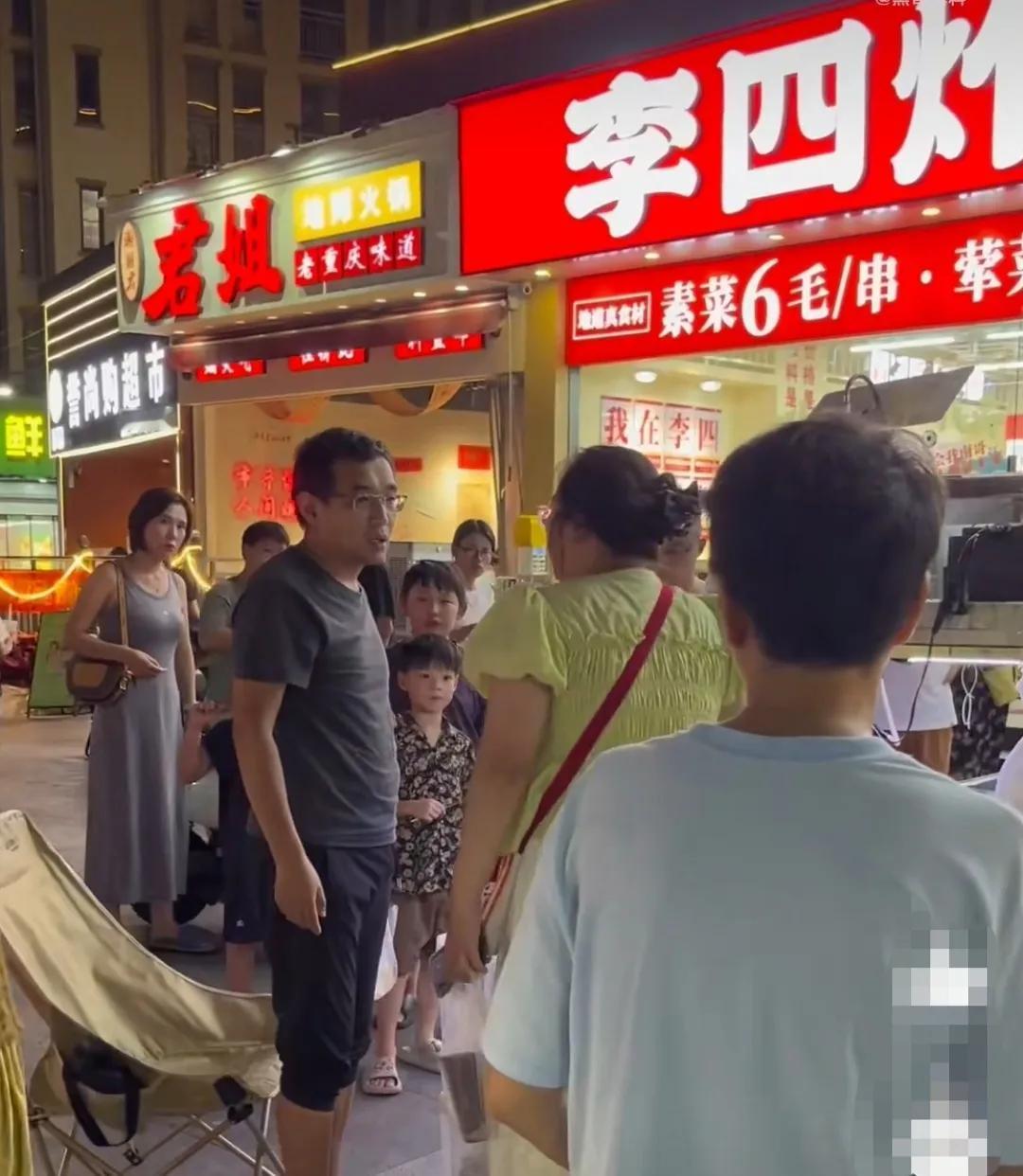 你的孩子是你的宝贝，但出门在外，别人没必要被你道德绑架。路边金鱼摊上，有个小孩