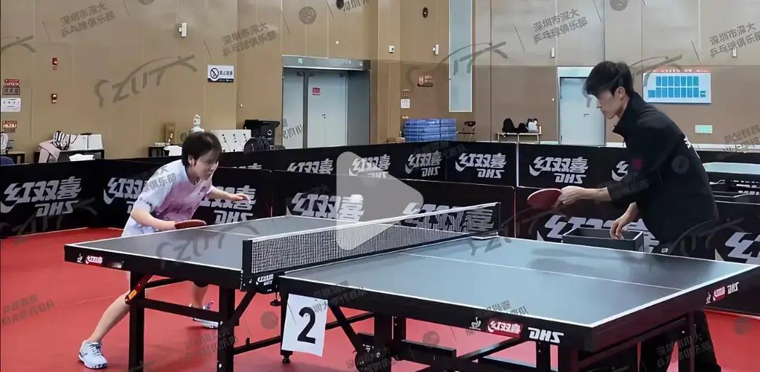 孙颖莎没上场，深大却靠她赢了人心。昨天乒超决赛，深大3：1赢了。但你发现没