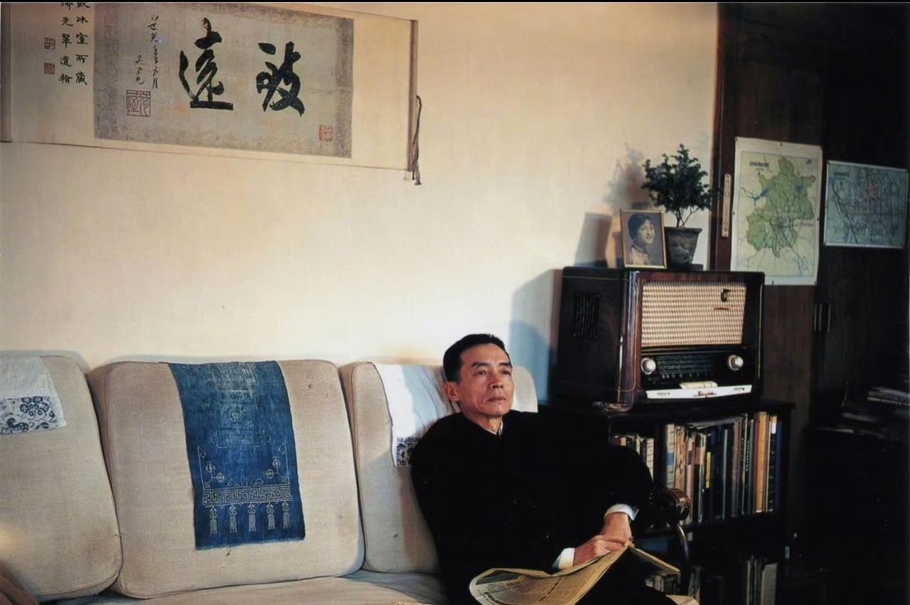 梁思成轻轻抚摸着收音机上林徽因的照片，指尖在玻璃表面摩挲出细微的声响。林徽因